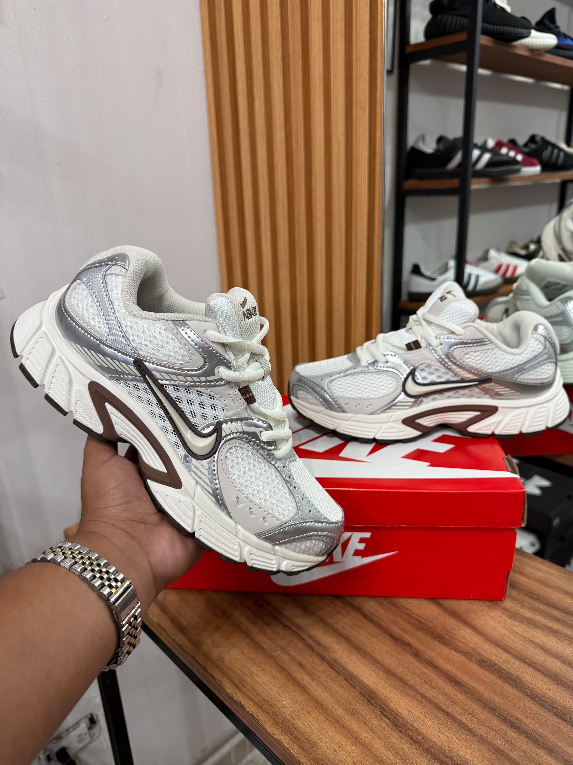 NIKE V5 GREY BROWN